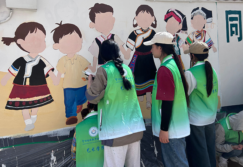 2025年暑假，无声墙绘志愿服务队在昆明禄劝开展活动。云南特殊教育职业学院供图